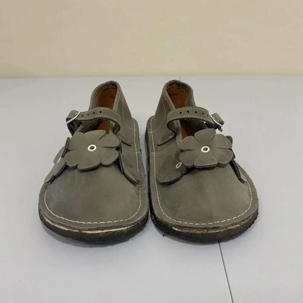 Bear Feet children’s leather shoes Size 7 Mary Janes gray flowers